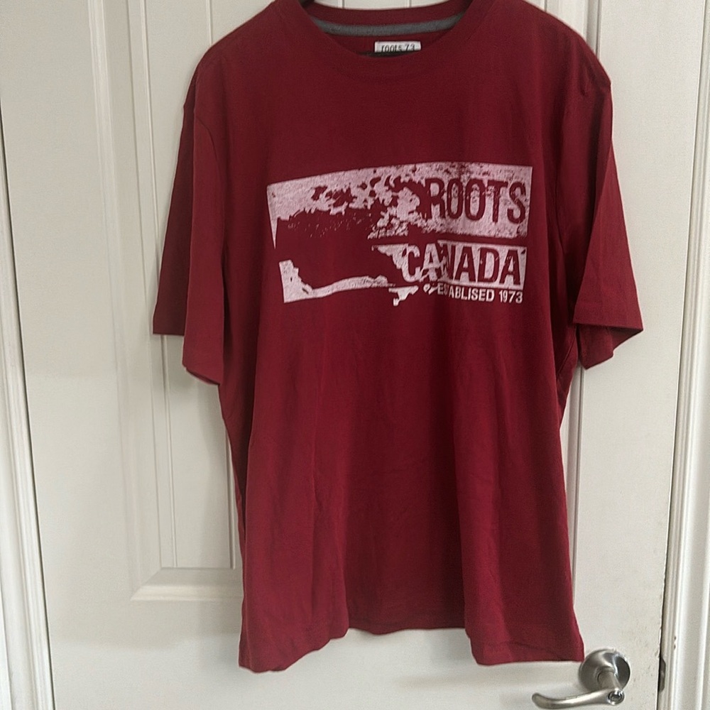 ROOTS BNWT Men’s T Shirt